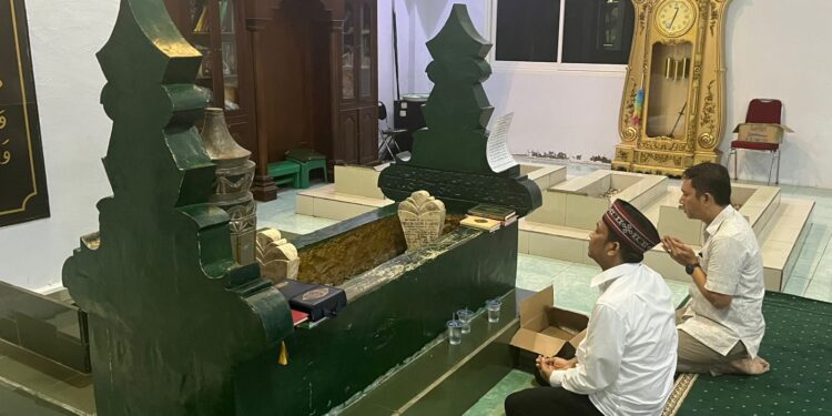 Pjs Bupati Banggai Raziras Rahmadillah Lakukan Kunjungan Kerja dan Ziarah ke Makam Guru Tua, Kamis (26/9/2024).